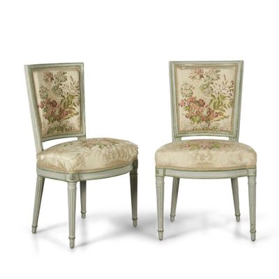 deux chaises dont le dossier est recouvert d'un tissu à motifs floraux et dont le dossier est recouvert d'un tissu à motifs floraux