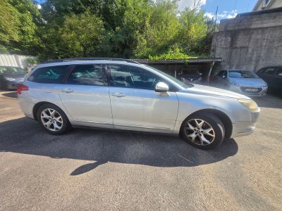 la voiture blanche est garée dans le parking à côté du bâtiment