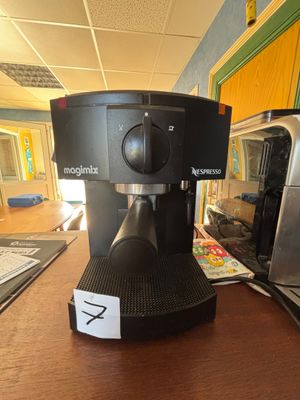 une cafetière posée sur une table dans une cuisine