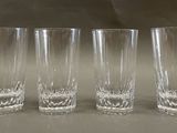 quatre verres sont alignés sur une table