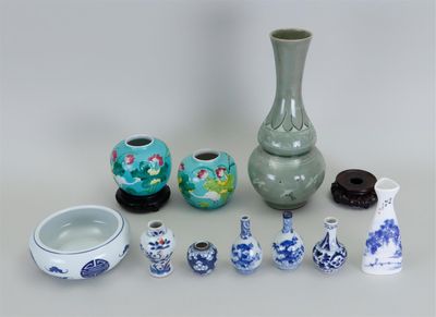 tout un tas de vases et de bols différents sur la table