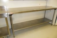 Table rectangulaire en inox à 2 plateaux. (photo 2)