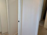 une porte blanche au milieu d'une pièce