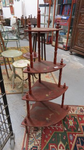Étagère de coin, peint de personnage. H 120 cm