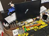 un bureau sur lequel se trouvent un ordinateur, un clavier, une souris et d'autres objets
