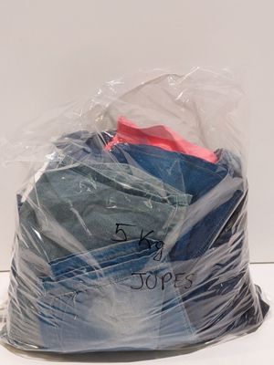 un sac de vêtements emballé dans du plastique