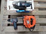 deux outils électriques posés sur une palette