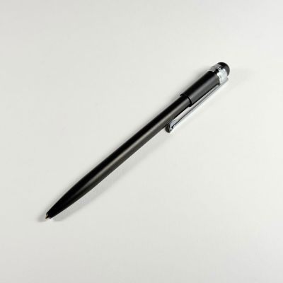 une image représentant un stylo posé sur une surface blanche