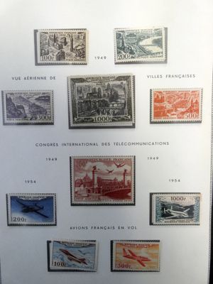 une photo montrant une collection de timbres accrochée au mur