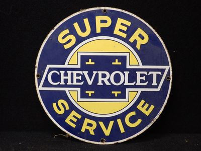 Une ancienne enseigne « Chevrolet Service » est représentée sur un fond noir