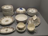 beaucoup d'assiettes et de tasses sur la table