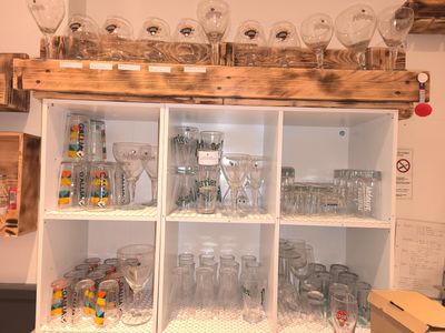 de nombreux verres sur les étagères de la pièce