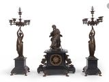 trois statues qui se trouvent côte à côte