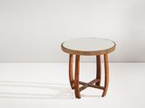 une petite table ronde avec un plateau en verre et des pieds en bois