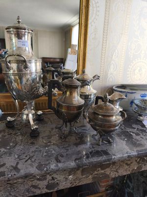 une table sur laquelle se trouvent de nombreux objets en argent