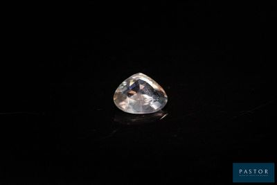 un diamant blanc sur une surface noire, avec un fond noir