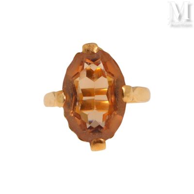un gros plan d'une bague sertie d'une citrine de taille ovale