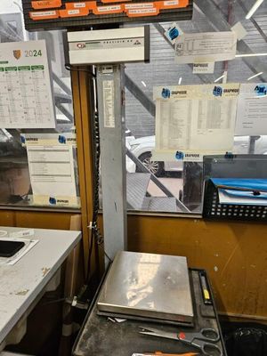 une photo d'une cuisine avec une balance posée sur le plan de travail