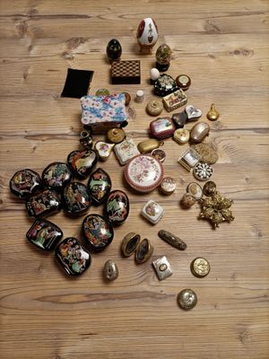 un tas d'objets divers posés sur une table en bois