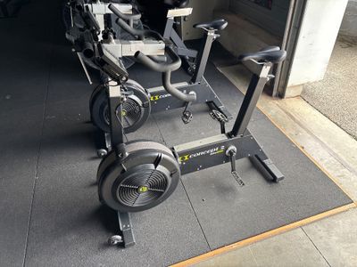 deux vélos d'appartement garés dans un garage