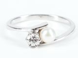 une image d'une bague en perles et diamants sur fond blanc