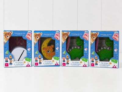 Trois boîtes de jouets sont alignées sur une surface blanche