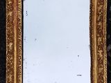 un miroir posé sur une table