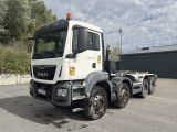 un camion blanc garé dans un parking