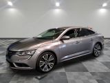 la voiture argentée est garée sur un sol en damier dans le garage