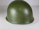 un casque vert avec des trous sur les côtés