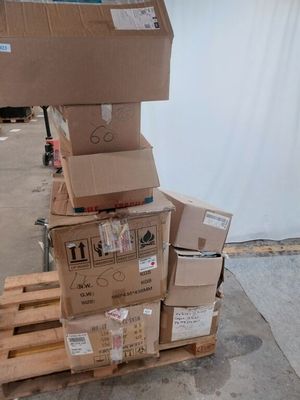 plusieurs boîtes empilées sur une palette