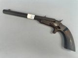 un vieux pistolet muni d'une étiquette, posé sur une table