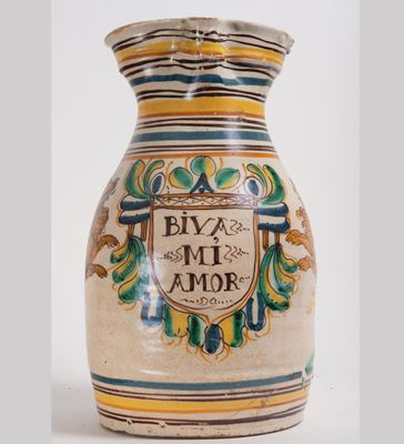 un vase sur lequel un nom a été inscrit