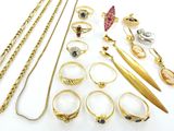 de nombreux types de bagues et de colliers posés sur la table