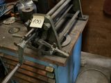 une machine posée sur une table