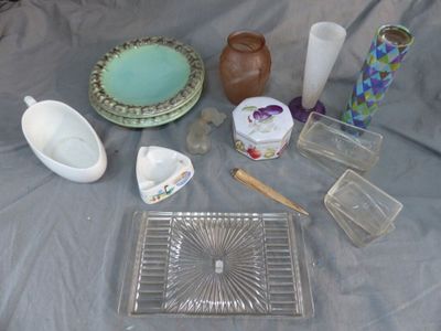 un grand nombre d'objets posés sur une table