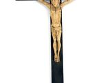 crucifix en bois avec jésus sur la croix sur fond blanc