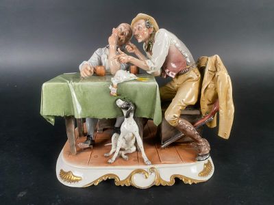 Sujet en porcelaine "Attablé autour du poulet"