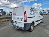 une camionnette blanche garée sur le parking