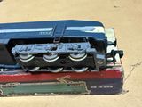 un train miniature posé sur une boîte