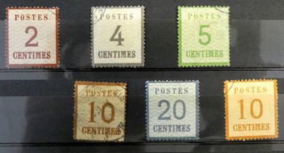 six timbres différents sont exposés dans une vitrine