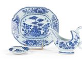 une assiette bleue et blanche représentant une théière et une soucoupe