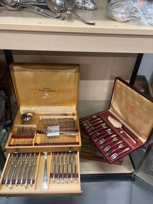 de nombreux types d'argenterie exposés dans un magasin