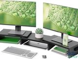 deux écrans d'ordinateur et un clavier sur un bureau