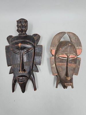 140 / J4 / Deux masques en bois ht 30 et 40,5 cm. - Photo 1