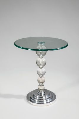 gros plan d'une table avec un plateau en verre sur fond blanc