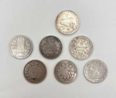 six types de pièces différents sur une surface blanche