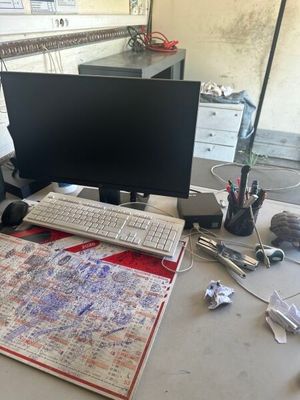 un bureau sur lequel se trouvent un ordinateur, un clavier, une souris et d'autres objets