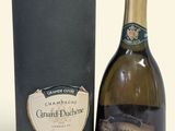 une bouteille de champagne à côté d'une bouteille de vin en bidon