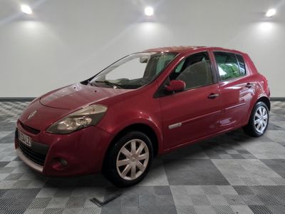la photo d'une voiture rouge garée dans un garage